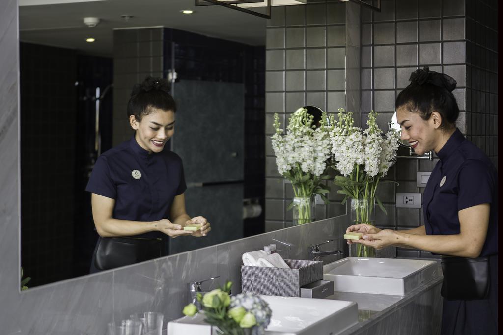 清邁u尼姆曼酒店 外观 照片 Thai women working in a hotel